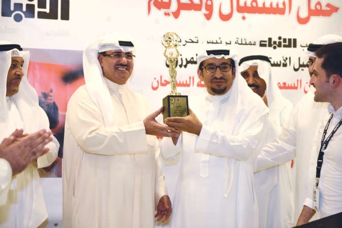 الشيخ فهد المبارك الصباح مكرما النجم عبدالله السدحان﻿