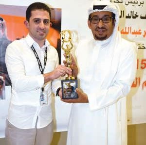 مدير التحرير الزميل محمد الحسيني مع النجم السدحان ودرع الانباء﻿