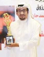 الفنان السعودي عبدالله السدحان متسلما درعا تكريمية من الانباءفريال حماد