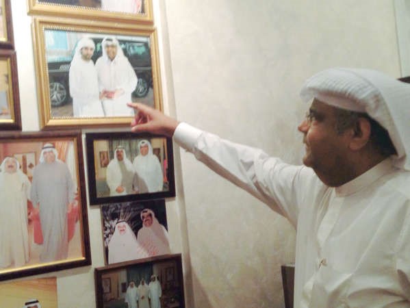  يشير الى صورة في مكتبه تجمعه مع الشاعر فزاع