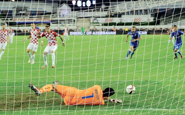 حارس الازوري جانلويجي بوفون يصد ضربة جزاء الكرواتي ماريو مانزوكيتش افپ