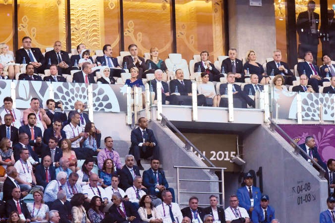 رئيس اذربيجان الهام علييف وعدد من رؤساء العالم والشيخ احمد الفهد في المنصة الرئاسية بالافتتاح اف پ