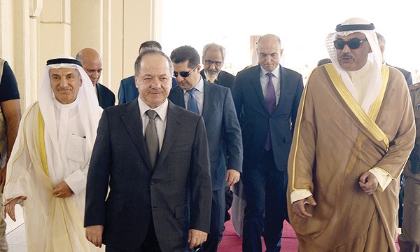 رئيس اقليم كردستان مسعود بارزاني لدى وصوله الى الكويت وفي استقباله الشيخ صباح الخالد والمستشار محمد ابوالحسن