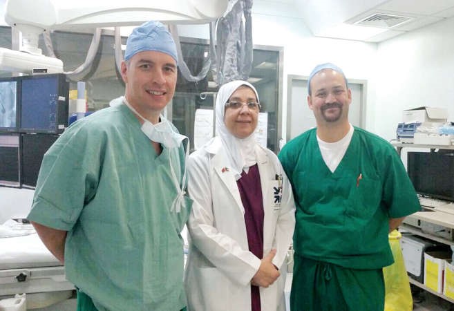 دفوزية الكندري مع اثنين من افراد الطاقم الطبي