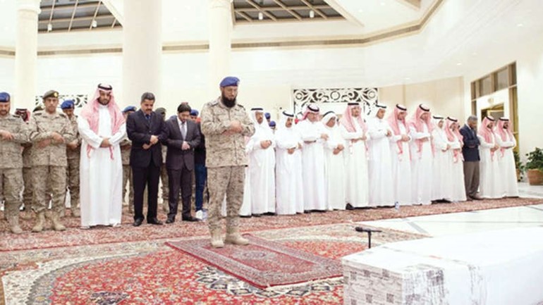 صاحب السمو الملكي الامير محمد بن سلمان بن عبدالعزيز ولي ولي العهد النائب الثاني لرئيس مجلس الوزراء وزير الدفاع السعودي مؤديا صلاة الجنازة على الفقيدالعربيةنت