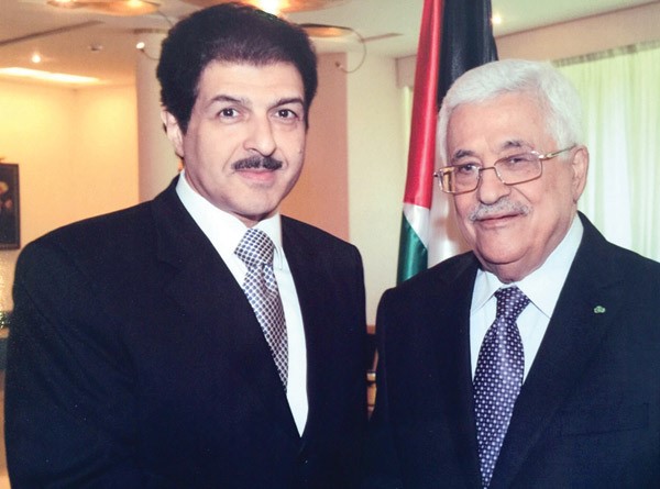 الرئيس الفلسطيني محمود عباس مع السفير يوسف عبدالصمد