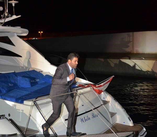 صورة.. وائل كفوري يهرب من الزحمة بـ«يخت» خاص