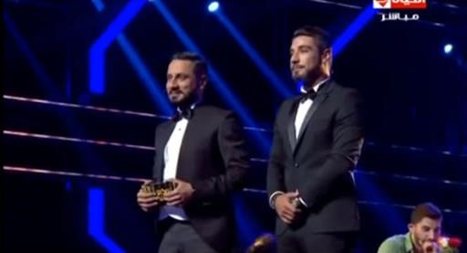 بالفيديو.. قبلة مذيعة لبنانية لوالدة متسابق مصري تشعل مسرح «مذيع العرب»