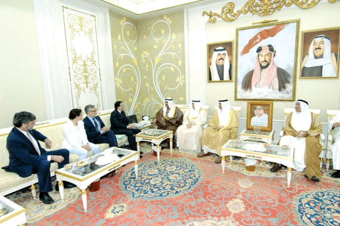 سمو الشيخ ناصر المحمد خلال استقباله السفير السويسري والوفد المرافق له﻿