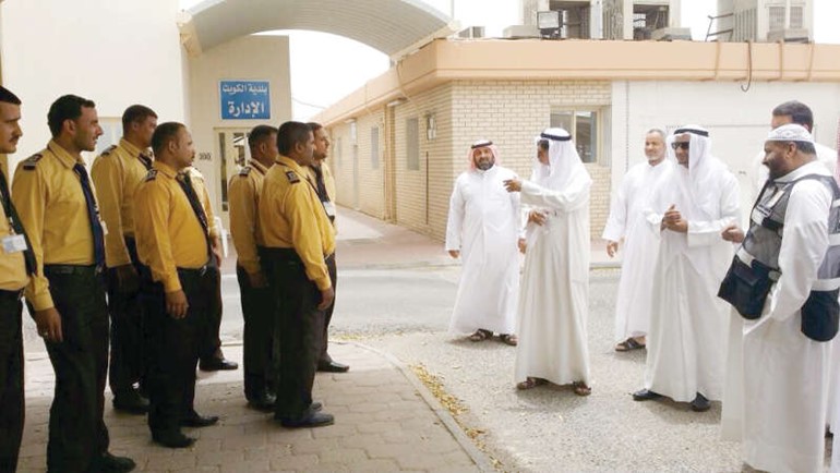 ماحمد الصبيح متحدثا مع افراد الامن والحراسة خلال جولته في مقبرة الصليبخات