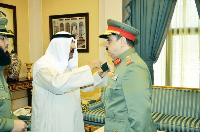 الشيخ مشعل الاحمد يقلد اللواء الركن مهاشم الرفاعي رتبة فريق
