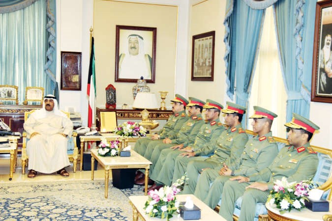 الشيخ مشعل الاحمد مستقبلا عددا من الضباط المرقين