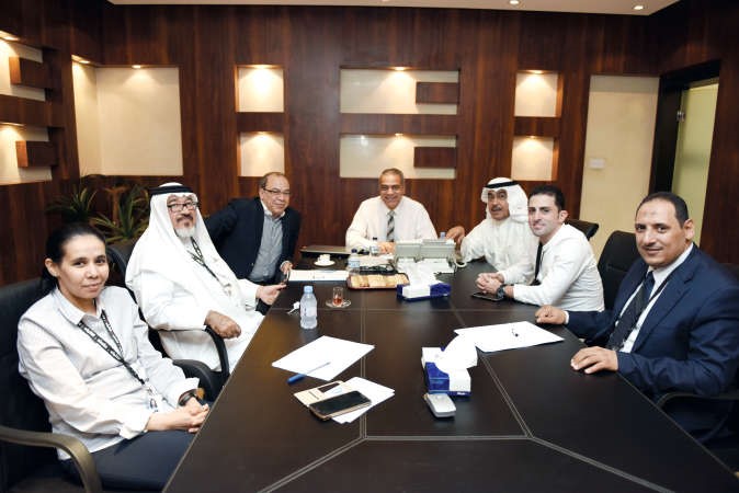 الزملاء نائب رئيس التحرير عدنان الراشد ومستشار الادارة العامة يوسف عبدالرحمن ومدير التحرير محمد الحسيني ورئيسة قسم المحليات عفاف مختار واسامة ابو السعود مع ضيفي الانباء