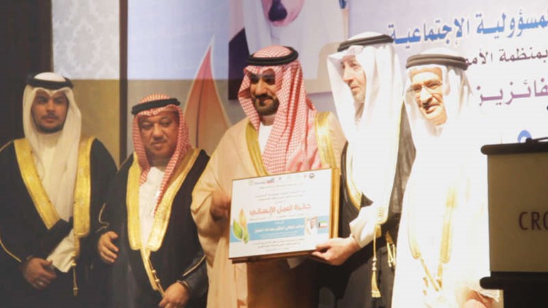 سالم حمادة يتسلم الجائزة نيابة عن د عبدالله المعتوق