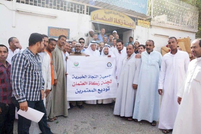 الكندري يتوسط المعتمرين﻿