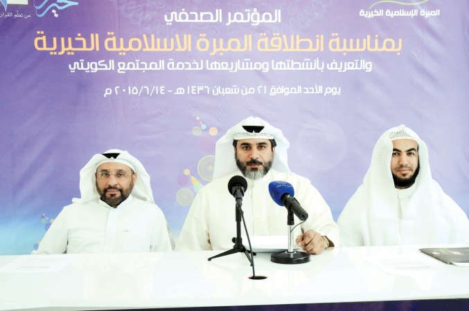 عمر القناعي يتوسط دفهد الميموني وعماد المطوع محمد خلوصي