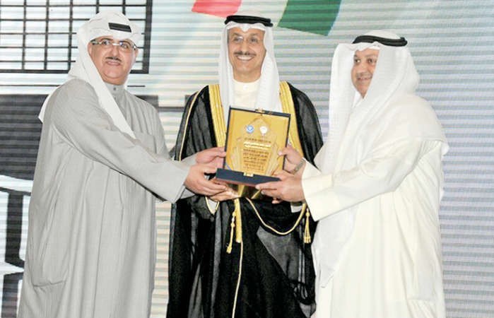 الوكيل المساعد لقطاع التخطيط الاعلامي والتنمية المعرفية بوزارة الاعلام محمد عبدالمحسن العواش يتسلم درعه﻿