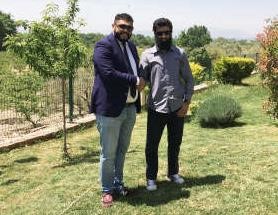 جانب من تسليم احد العملاء مفتاح الوحدة 
