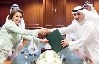 شيخة البحر وعثمان العيسى اثناء توقيع العقد 
