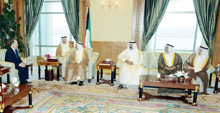 صاحب السمو الامير الشيخ صباح الاحمد مستقبلا مسعود البارازاني بحضور سمو ولي العهد الشيخ نواف الاحمد والشيخ علي الجراح ومحمد ابوالحسن واحمد فهد الفهد﻿