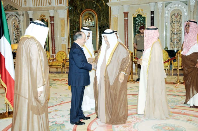 سمو الشيخ ناصر المحمد مرحبا برئيس اقليم كردستان العراق مسعود البارازاني ويبدو الشيخ جابر الخالد﻿