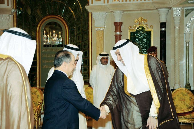 الشيخ فيصل المالك مصافحا مسعود البارازاني ﻿