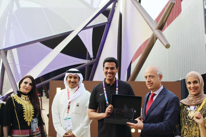 محمد البداح يقدم هدية تذكارية لزائر الجناح الكويتي فابريتسيو جيوسيبي ﻿