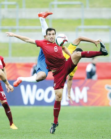 رقصة هوائية بين لاعب البرازيل غابرييل ولاعب البرتغال توماس افپ