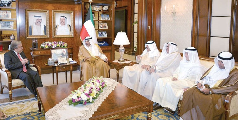 الشيخ صباح الخالد مستقبلا انطونيو غوتيريس بحضور خالد الجارالله ومسؤولي الخارجية﻿