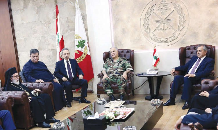 قائد الجيش اللبناني العماد جان قهوجي مستقبلا السفير السوري علي عبد الكريم ووفدا من بلدة معلولا لشكره على اعادة اجراس الكنائس والايقوناتمحمود الطويل 