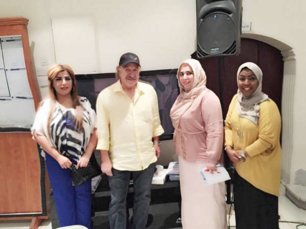 محمد المنصور مع ذكريات العتيبي وصديقتها﻿