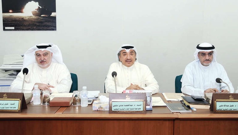 د خليل عبدالله ودعبدالحميد دشتي وخليل الصالح خلال اجتماع لجنة الموارد البشرية امس ﻿