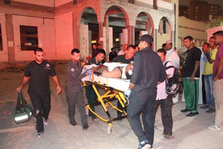 اسعاف احد المصابين