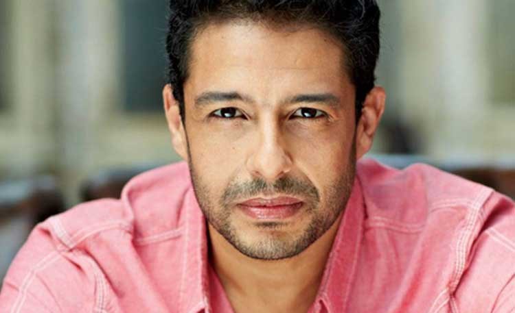 بالفيديو.. محمد حماقي يحدث بلبلة بحذاء زهري اللون