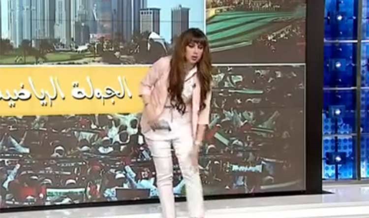 بالفيديو.. مذيعة قناة دبي تعدل بنطالها دون أن تدري إنها على الهواء