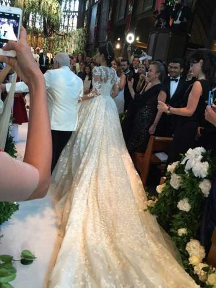 بالفيديو والصور.. فستان زفاف ابنة ثري لبناني في باريس يذهل المدعوين