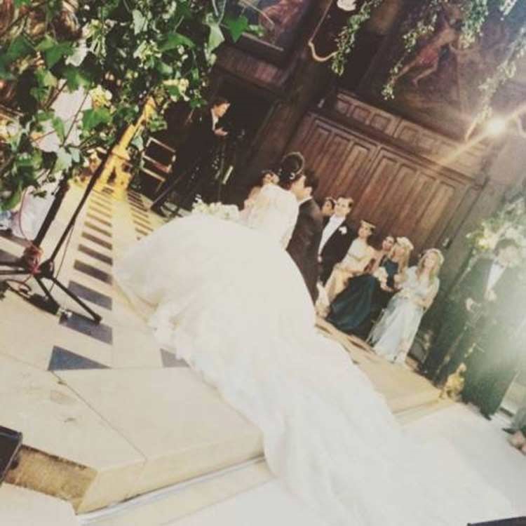 بالفيديو والصور.. فستان زفاف ابنة ثري لبناني في باريس يذهل المدعوين