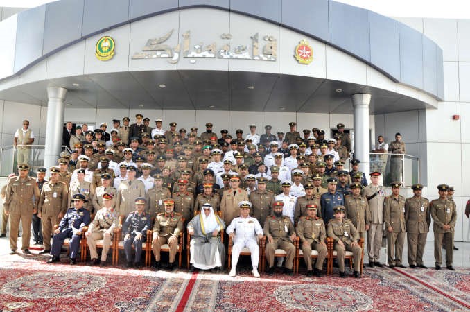 الشيخ خالد الجراح متوسطا الخريجين																					احمد علي﻿
