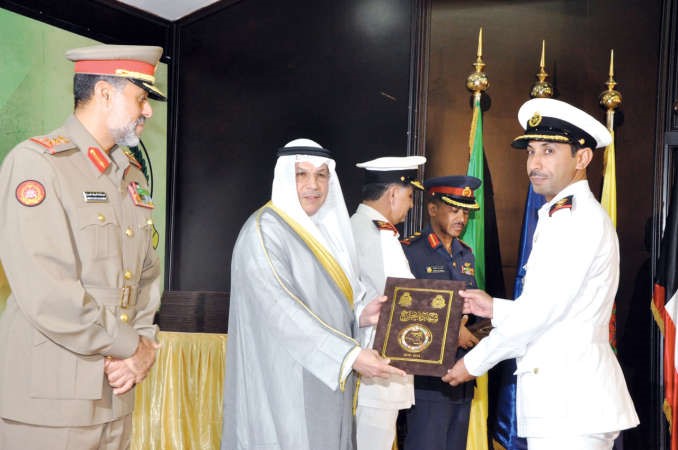 الشيخ خالد الجراح مكرما المقدم ركن بحري مبارك فاهد الهاجري﻿