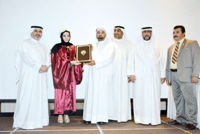 د عبدالله الكندري مكرما الطالبة رغد عبدالرحمن﻿