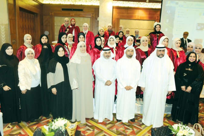 فهد الغيص ودعبدالله الكندري وبتول العومي مع الطالبات المكرمات خلال الحفل				ريليش كومار﻿