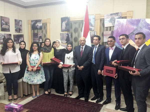 السفير المصري عبدالكريم سليمان ودنبيل بهجت يتوسطان اوائل الثانوية العامة خلال حفل التكريم﻿