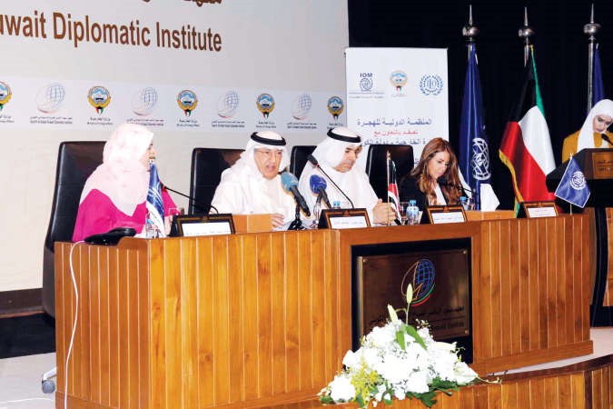 عبدالعزيز الشارخ وناصر الصبيح وايمان عريقات ودينا البحيري خلال افتتاح الدورة	هاني عبدالله﻿