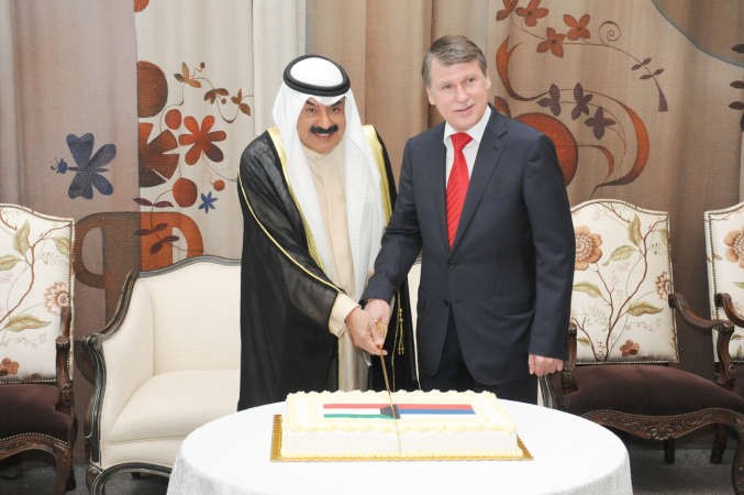 وكيل الخارجية خالد الجارالله مشاركا السفير اليكسي سولوماتين قطع كعكة الحفل﻿