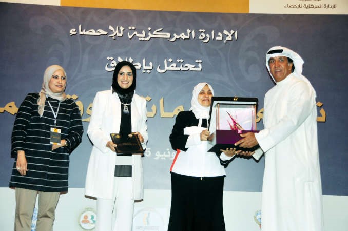 هند الصبيح تكرم حمد الحميضي بحضور مريم العقيل ومنى الدعاس			محمد هاشم﻿