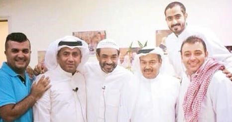 احمد العونان مع نجوم مسرحيته الجديدة﻿