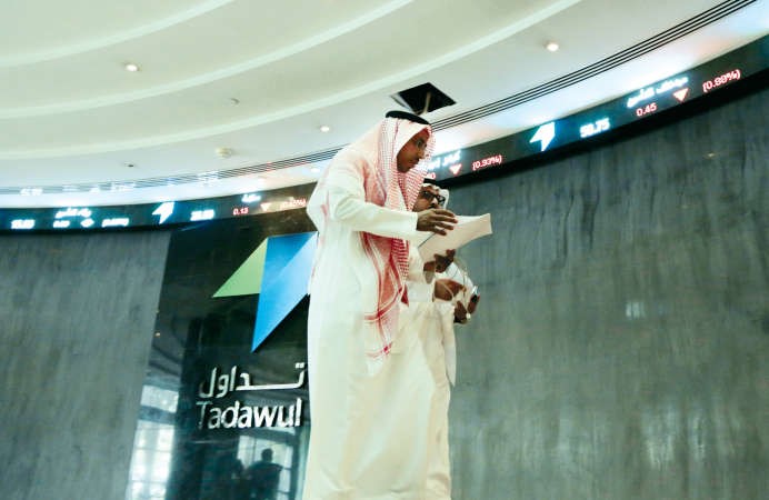 مستثمران سعوديان في بورصة السعودية امس حيث شهد حدث افتتاح السعودية امام الاستثمار الاجنبي في الاسهم اهتماما اقليميا وعالميا نظرا لحجم البورصة السعودية عند 585 مليار دولار 	اپ﻿
