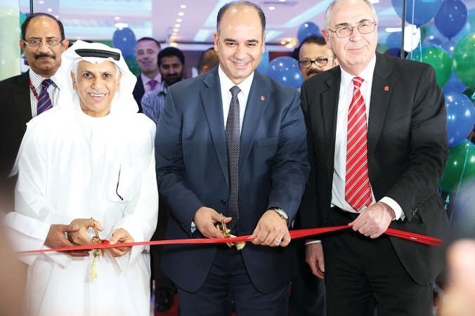 مبارك ناصر الساير وبول رينولدز ود حسام عفيفي يشاركون في قص شريط افتتاح الساير لايف كير﻿
