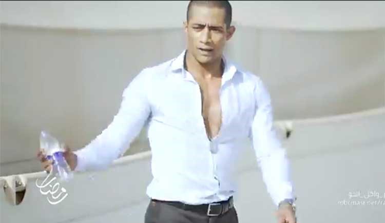 بالفيديو.. محمد رمضان يعاقب رامز جلال ويضربه في "رامز واكل الجو"