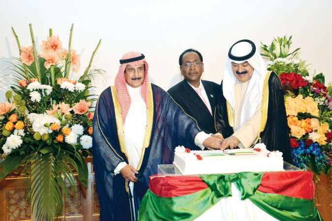 خالد الجارالله يشارك الشيخ ابراهيم الدعيج والسفير الجيبوتي قطع كعكة الاحتفال شاوا نافاس﻿
